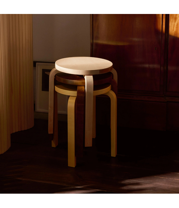 Artek  Stool 60 Kruk berken, walnoot gebeitst