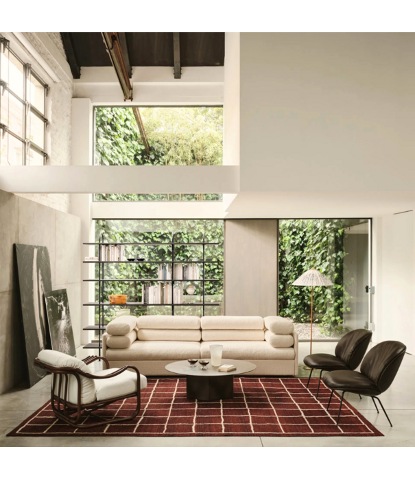 Gubi  Beetle lounge stoel volledig gestoffeerd / Leer / voet zwart