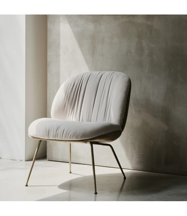 Gubi  Beetle lounge stoel volledig gestoffeerd / Leer / voet zwart