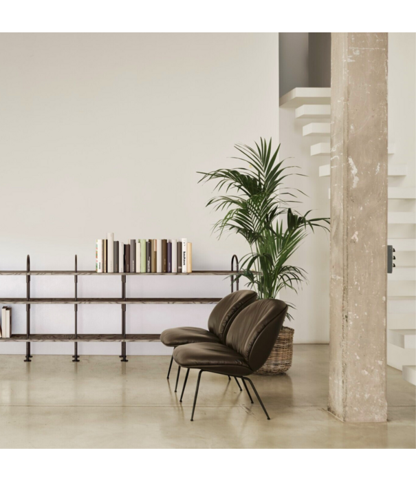 Gubi  Beetle lounge stoel volledig gestoffeerd / Leer / voet zwart