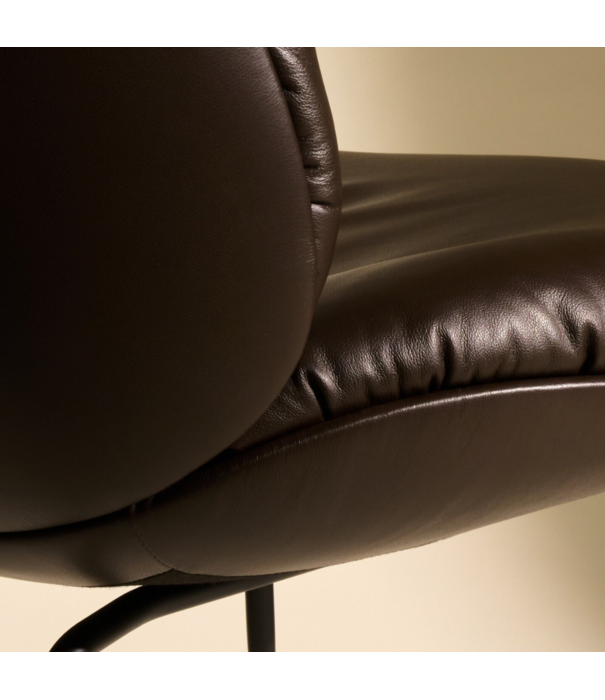 Gubi  Beetle lounge stoel volledig gestoffeerd / Leer / voet zwart