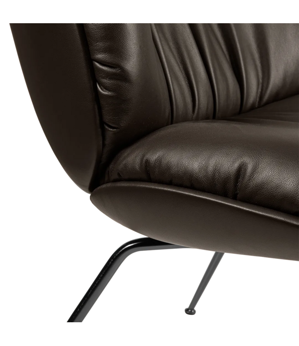 Gubi  Beetle lounge stoel volledig gestoffeerd / Leer / voet zwart