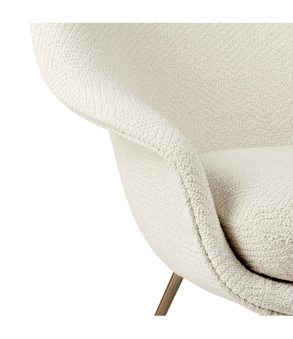 Gubi  Bat Lounge Stoel Dora Boucle 001 cream, antiek messing poten