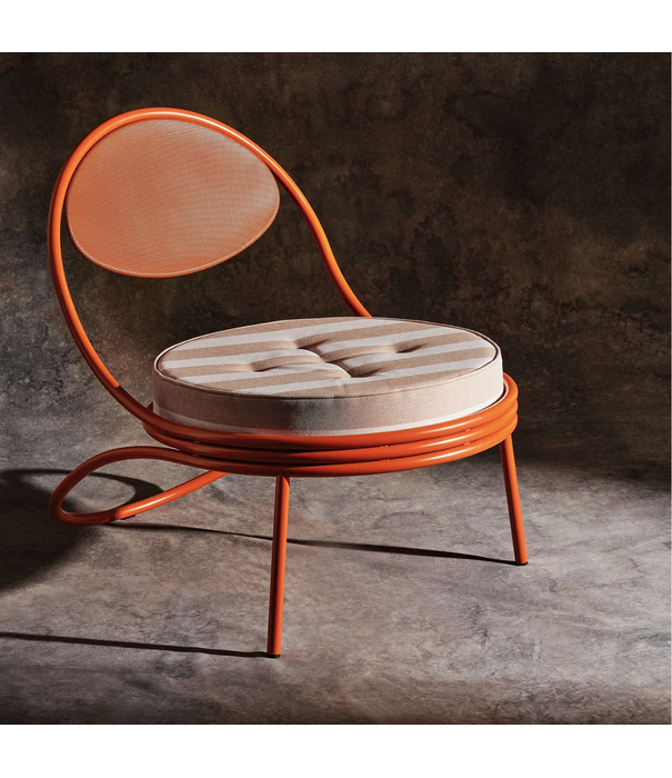 Gubi  Copacabana Lounge Stoel oranje, kussen Leslie Stripe