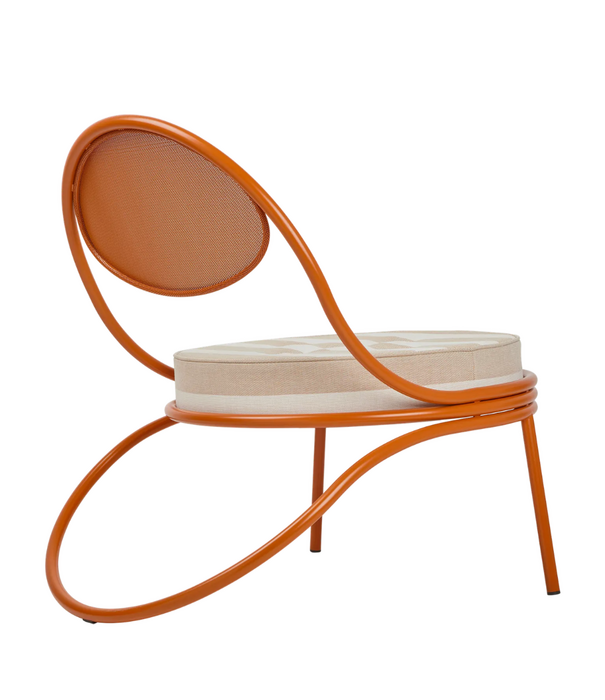 Gubi  Copacabana Lounge Stoel oranje, kussen Leslie Stripe
