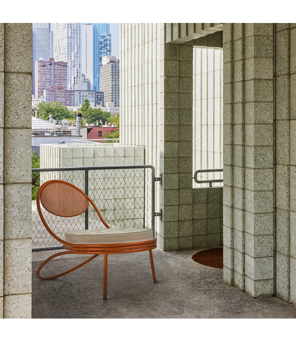Gubi  Copacabana Lounge Stoel oranje, kussen Leslie Stripe