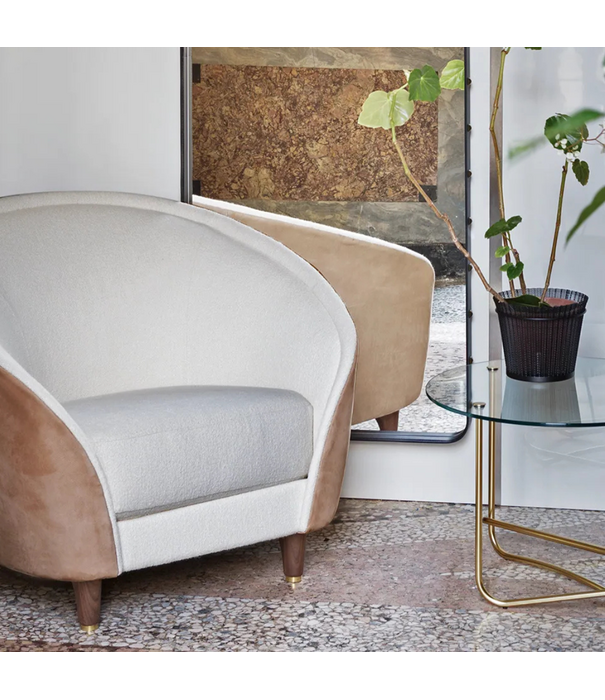 Gubi  Revers Lounge Chair Harp ivory, Chamois doeskin, walnut base