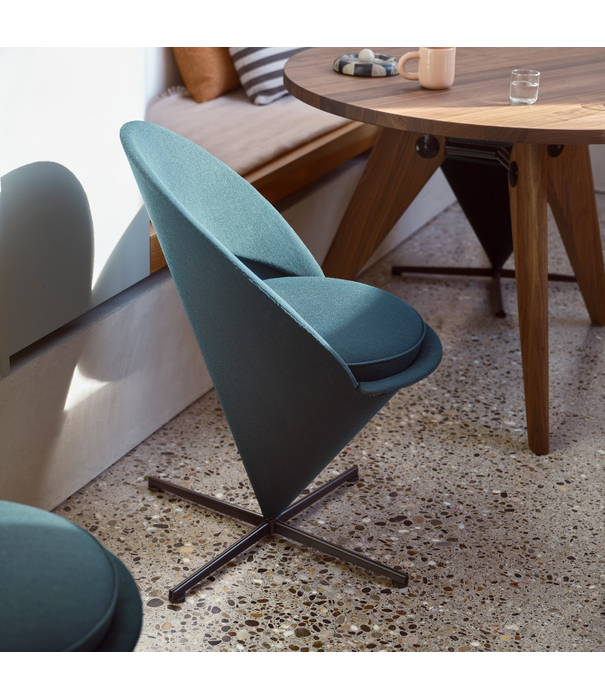 Vitra  Guéridon Table oiled walnut