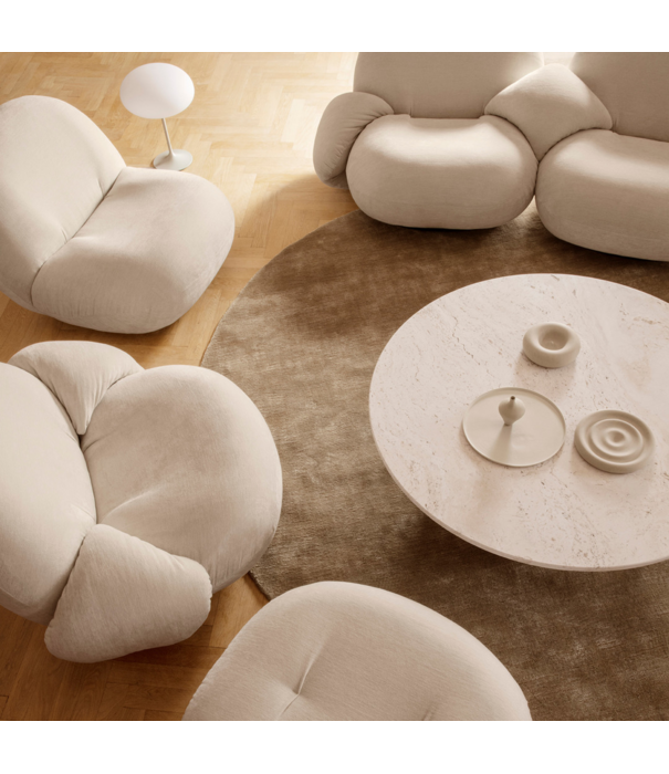 Gubi  Pacha Lounge Stoel Dora Boucle, pearl gold fixed voet