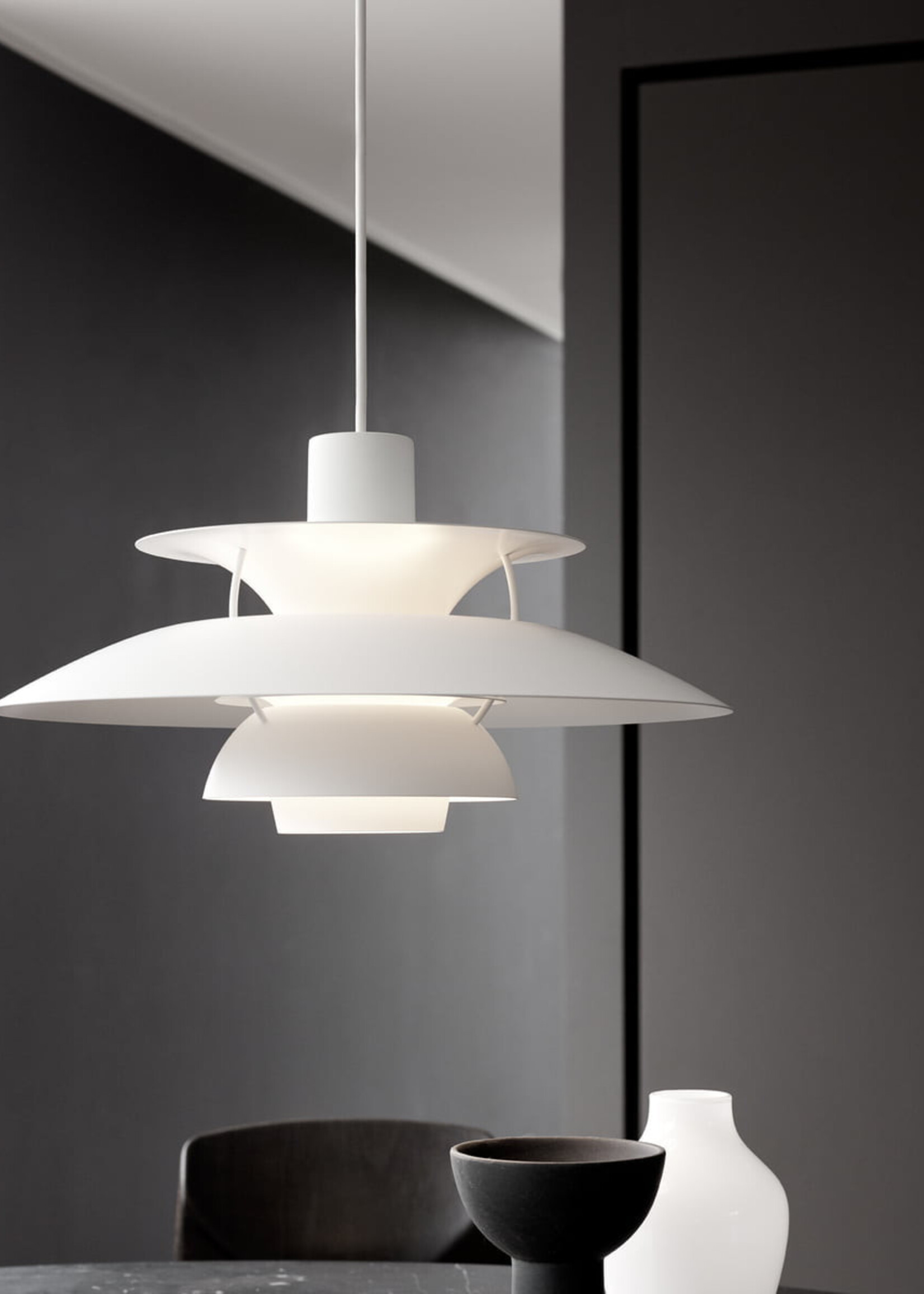 Louis Poulsen PH 5 hanglamp.  Monochrome White