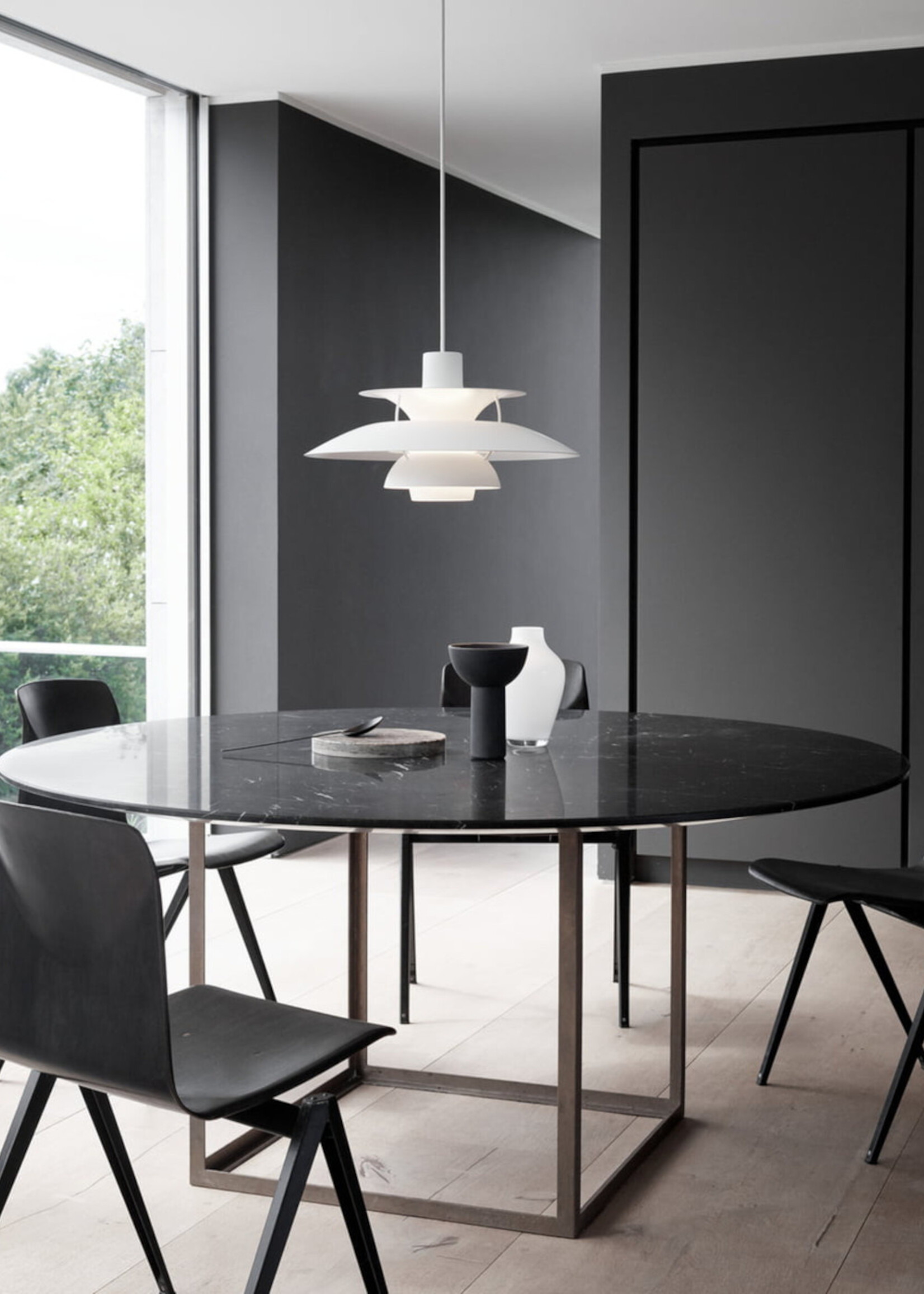 Louis Poulsen PH 5 hanglamp.  Monochrome White
