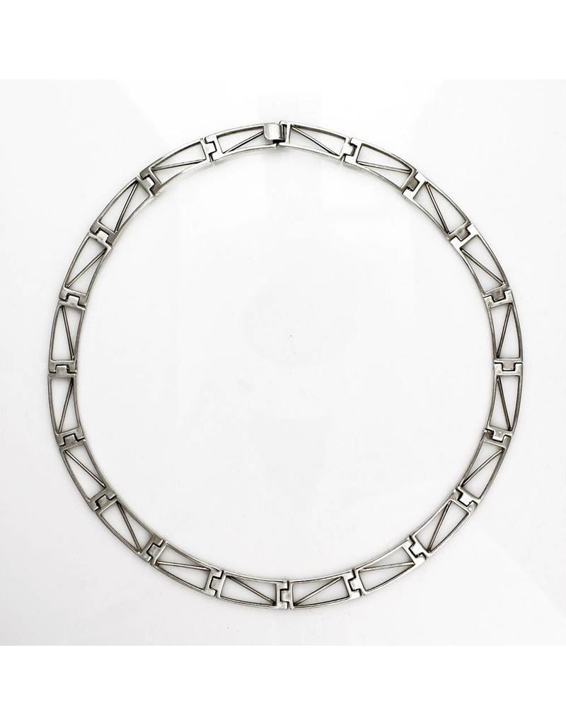 Silver necklace with movable links