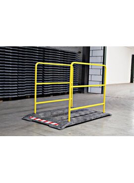 Loopbrug werf met gele handrails