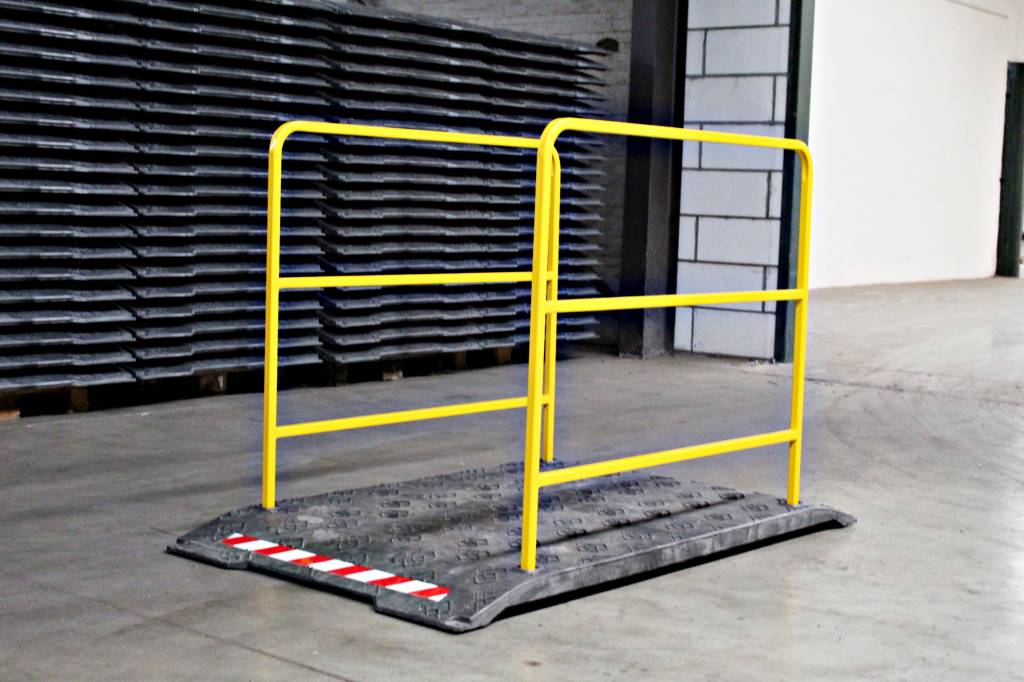 Passerelle de chantier avec garde-corps jaunes