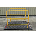 Loopbrug werf met gele handrails