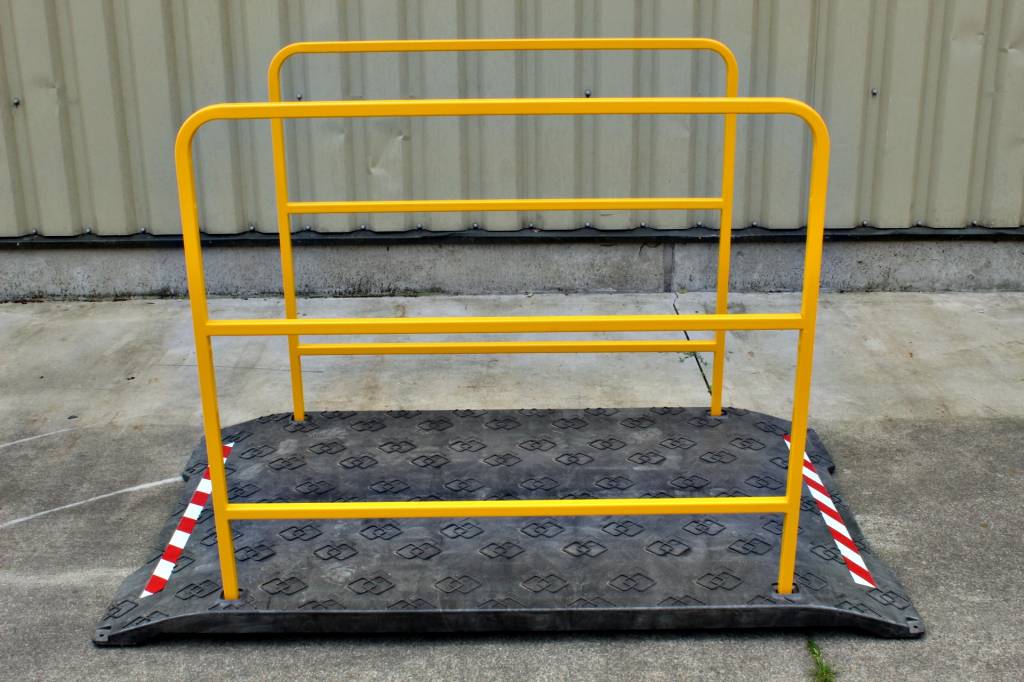 Passerelle de chantier avec garde-corps jaunes