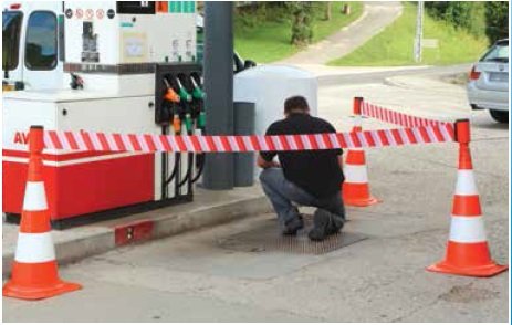 Retractable barrier tape for traffic cones, 3 m x 100 mm Red White.