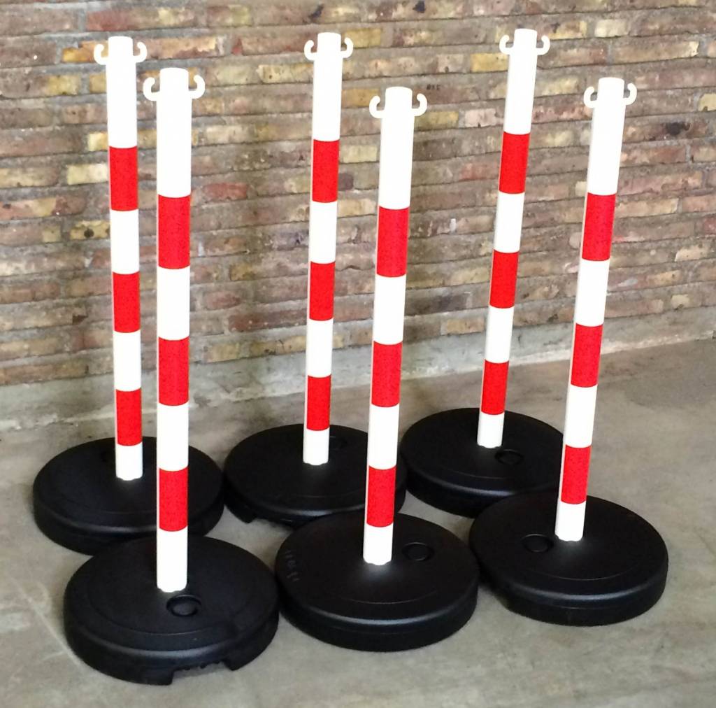 Kettingpaal in PVC, 90 cm, rood / wit met opvulbare ronde voet tot 9 kg.