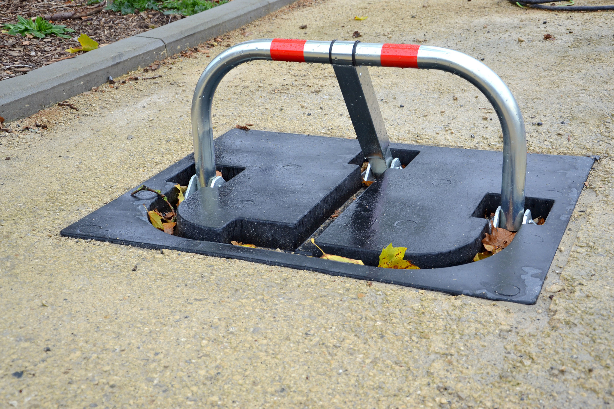 Arceau de parking Stopblock sur base d'encastrement en caoutchouc