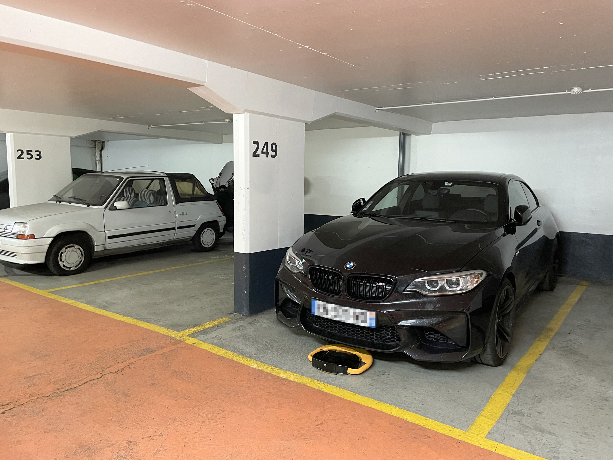 Automatic parking bracket "STOPBAT" with remote controle