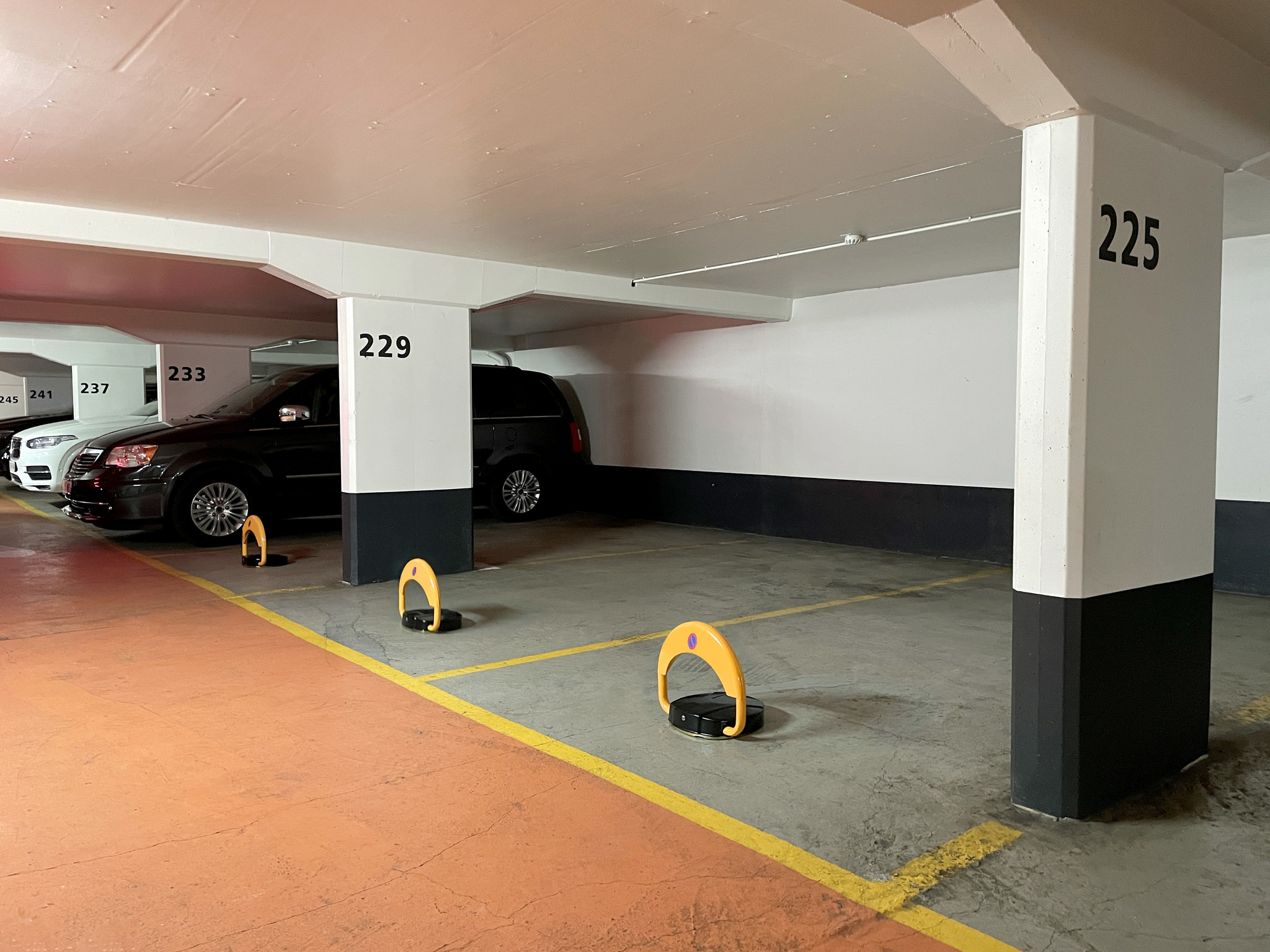 Automatic parking bracket "STOPBAT" with remote controle