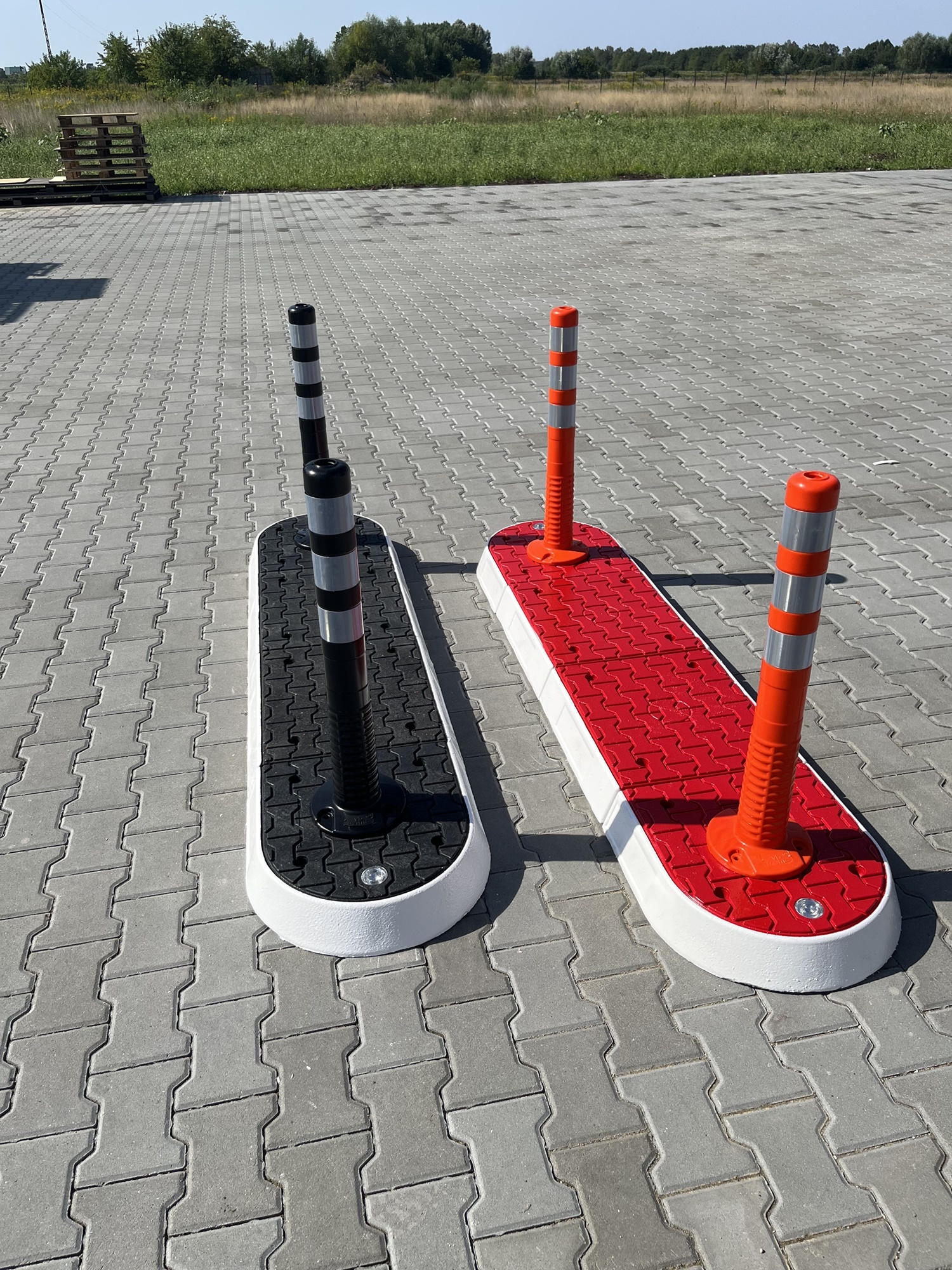 Modular traffic island black center element