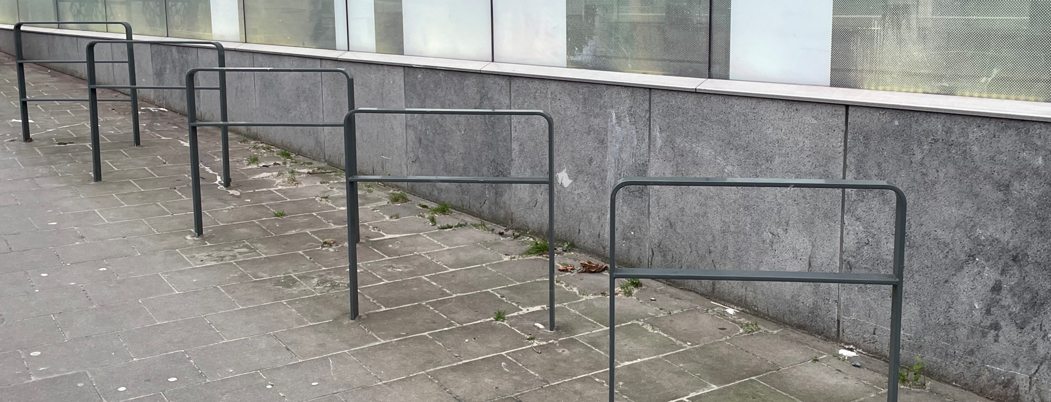 Platstaal fietsbeugel 750 x 1050 mm met twee dwarsbuizen + RAL 7043