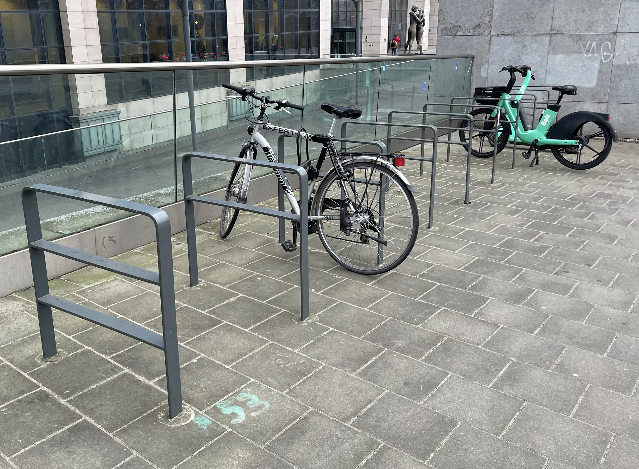 Platstaal fietsbeugel 750 x 1050 mm met dwarsbuis + RAL 7043