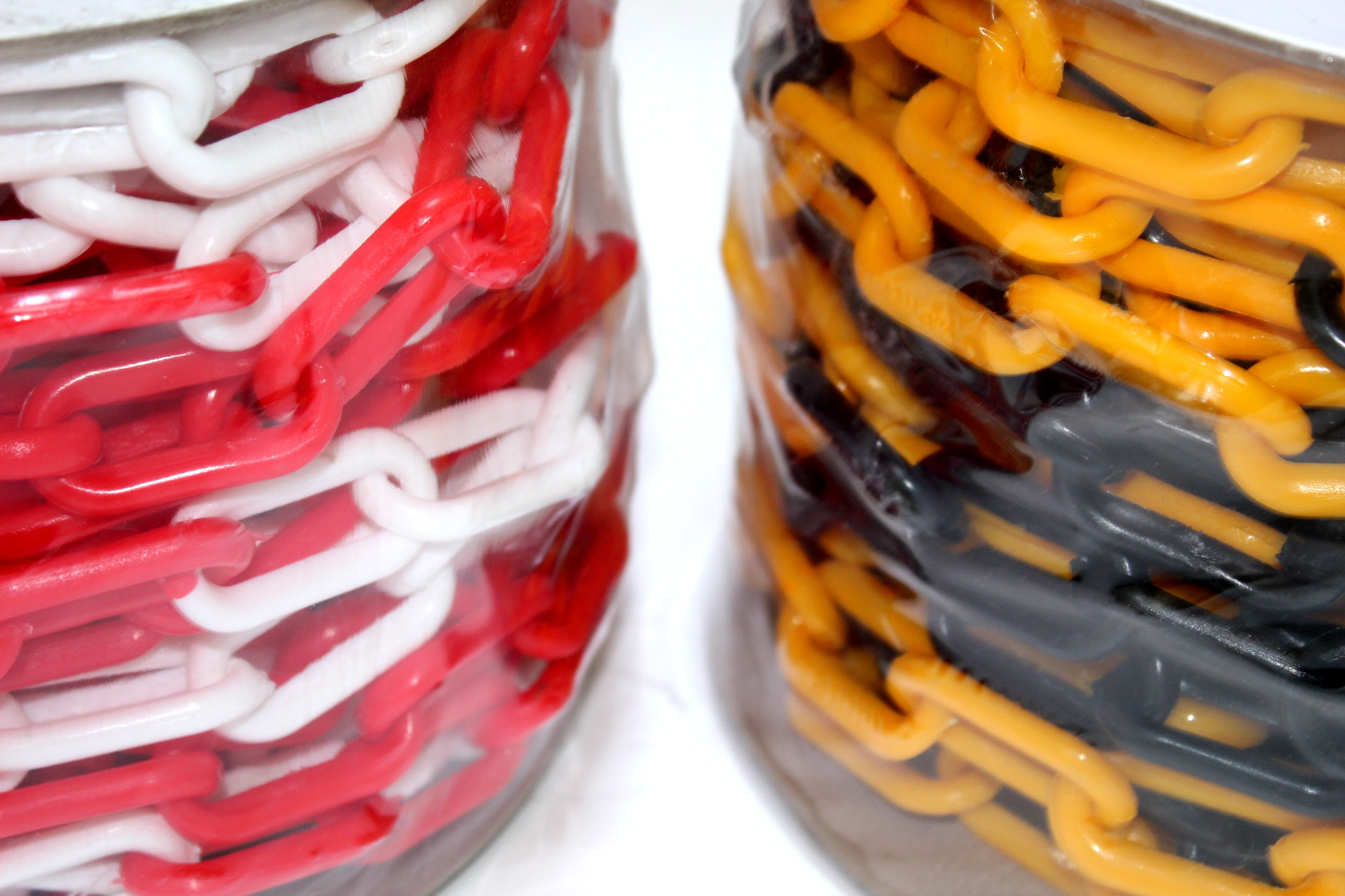 Plastic chain on rail  - Ø 8 mm - 25 m red-white