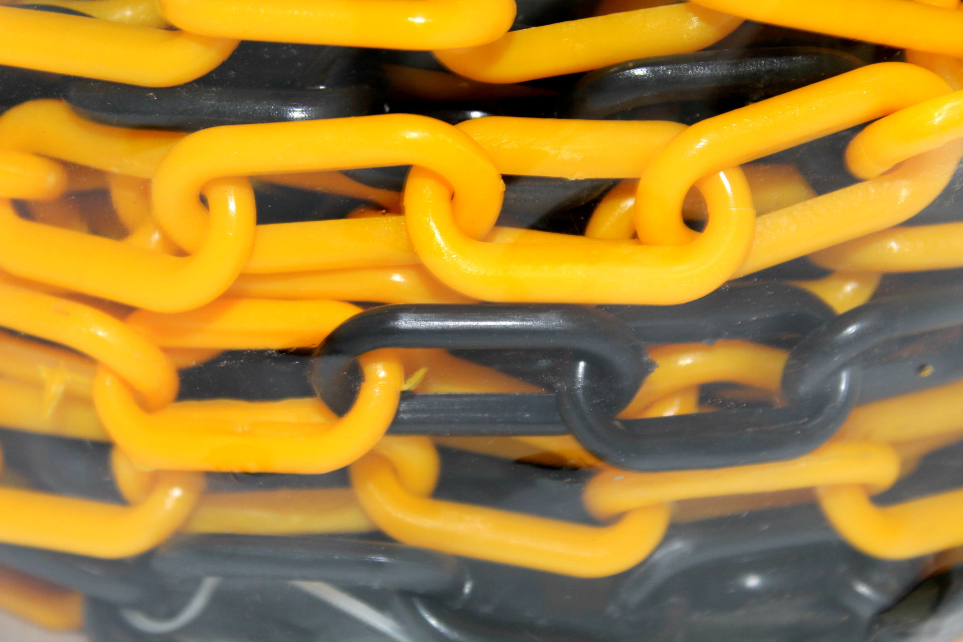 Plastic chain on rail  -Ø 6 mm- 25 m black-yellow