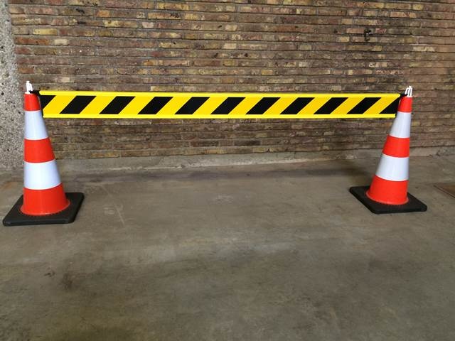 Fixed barrier with end hooks 150 cm - yellow/black