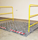 Loopbrug werf met gele handrails