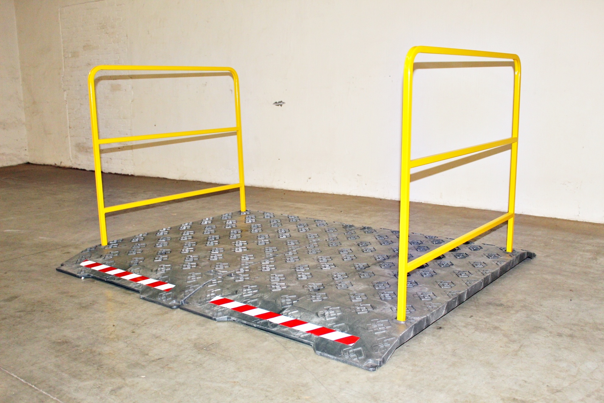 Passerelle de chantier avec garde-corps jaunes