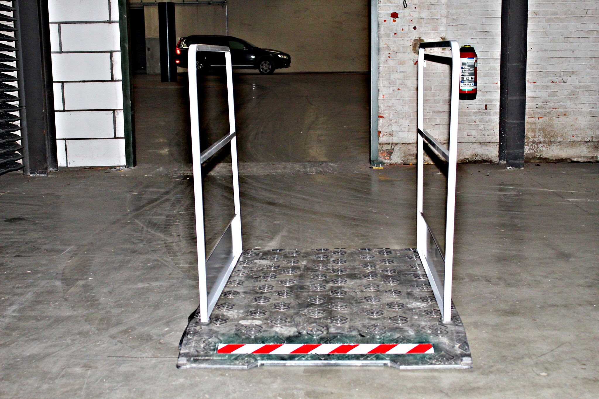 Loopbrug werf met grijze handrails