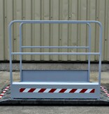 Passerelle de chantier avec garde-corps grises
