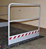Loopbrug werf met grijze handrails