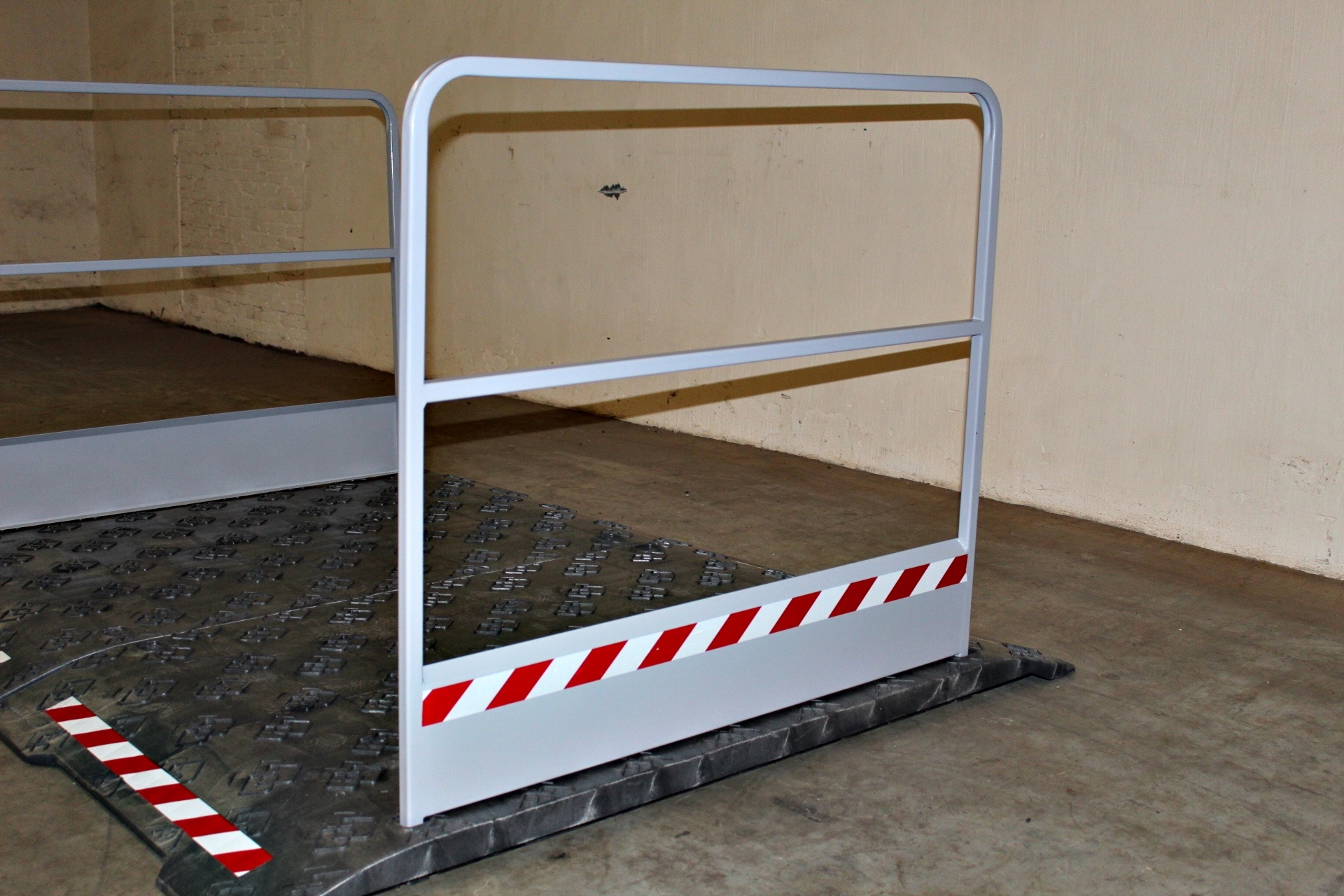 Loopbrug werf met grijze handrails