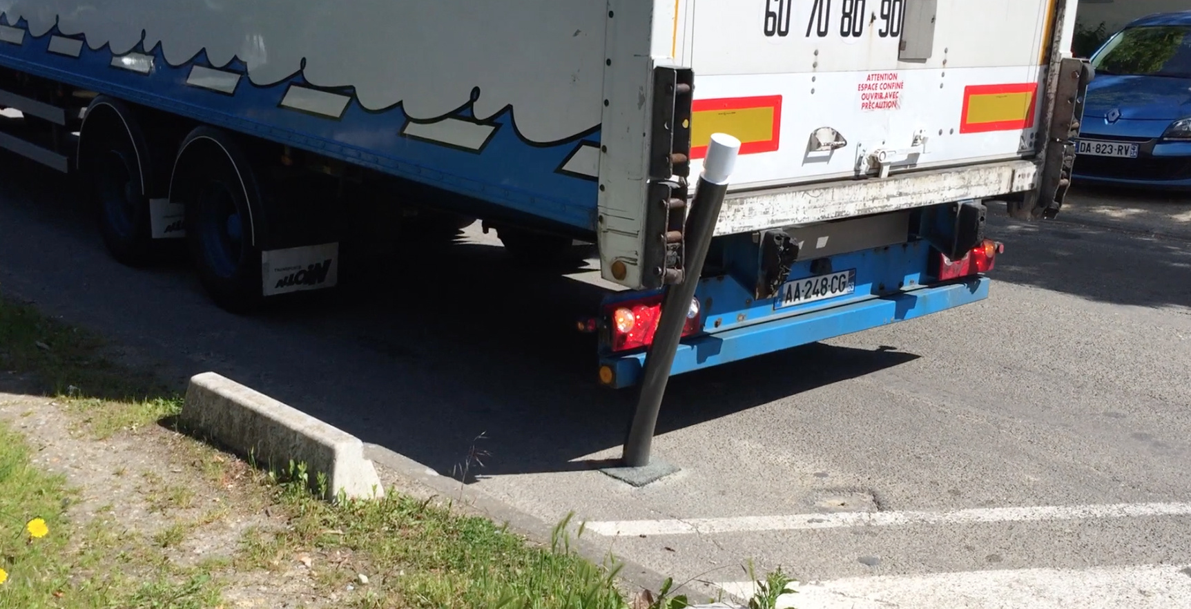 Poteau à mémoire de forme type "Amsterdam" à bétonner