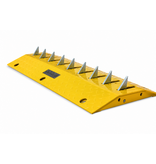 Traffic speed bump with teeth for one-way traffic