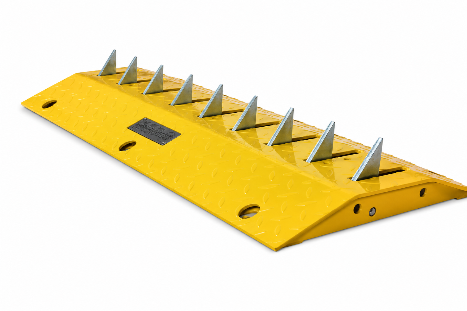 Traffic speed bump with teeth for one-way traffic