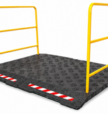 Loopbrug werf met gele handrails