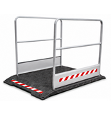 Passerelle de chantier avec garde-corps grises