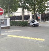 Ralentisseur avec dents pour la circulation à sens unique