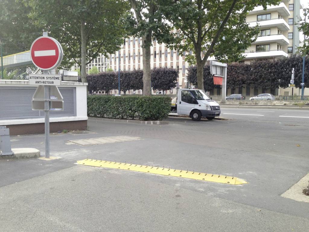 Traffic speed bump with teeth for one-way traffic