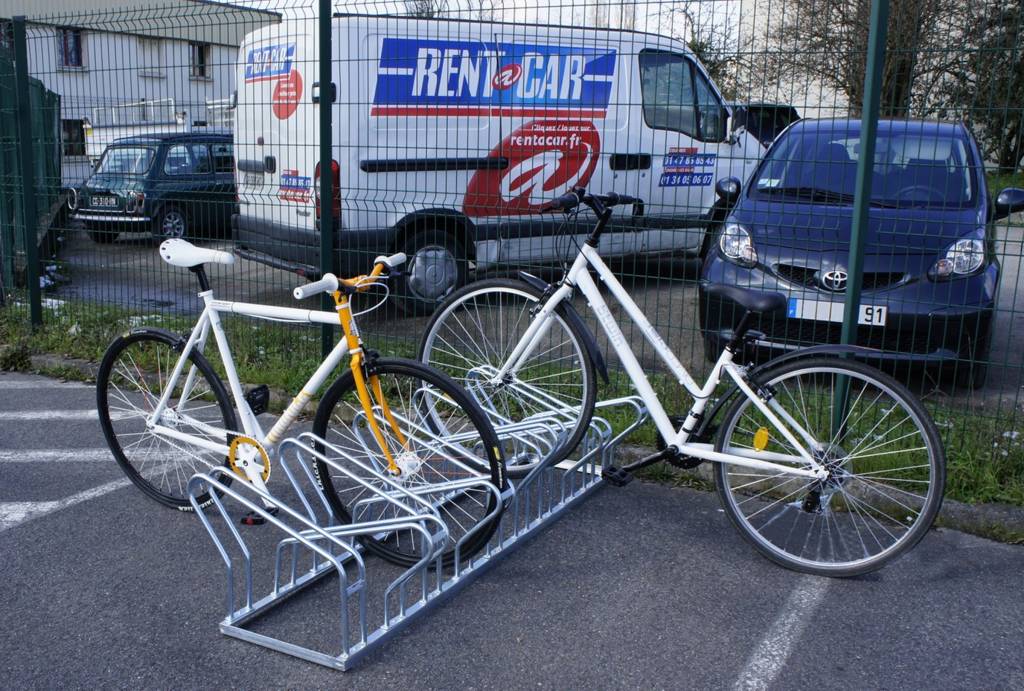 Double-sided bicycle rack