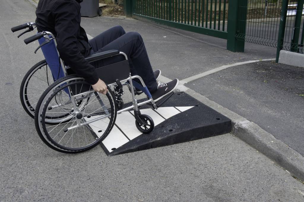 Rubberen drempelhulp voor rolstoelgebruikers