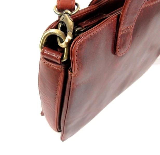Een handtas van bruin leder, model “Satan”. Met stofhoes