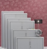 Claudius Plus Roldeurkast 115x80x45cm. Stalen ombouw en kunststof lamellen (ral 9006), voorzien van binnenuit verstelbare justeerdoppen, magneetsluiting, genummerde slot, vlakke uitgevoerde bodem (Interieur apart bestellen).