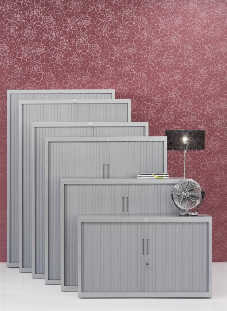 Claudius Plus Roldeurkast 115x80x45cm. Stalen ombouw en kunststof lamellen (ral 9006), voorzien van binnenuit verstelbare justeerdoppen, magneetsluiting, genummerde slot, vlakke uitgevoerde bodem (Interieur apart bestellen).