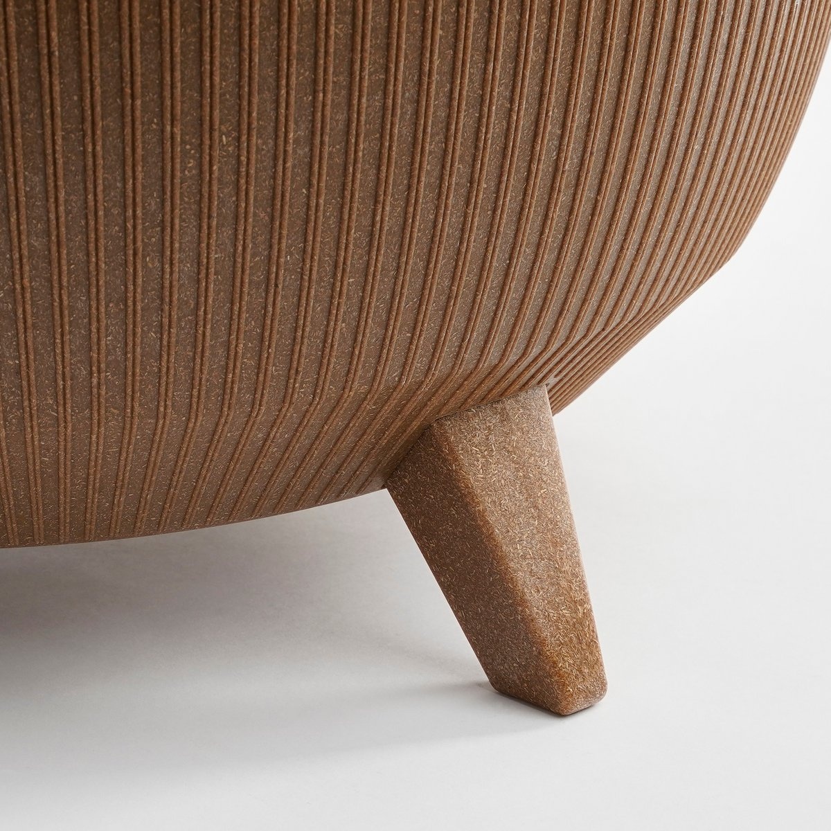 KantoormeubelenPlus Doppio Bloempot op Poten - H20,5 x Ø40 cm - Polypropyleen - FSC Mix - Lichtbruin